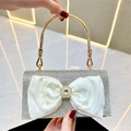 Elegante silberne Strass-Clutch mit weißer Satinschleife und goldenem Metallringgriff - Weiß mit Schleife / Gold
