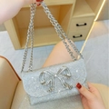 Borsa da sera argento con grande fiocco di strass e tracolla a catena metallica - Argento
