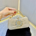Pochette da sera color champagne con grande fiore di strass e manico in metallo - Oro