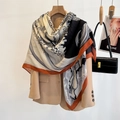 Elegante bufanda con estampado de ondas en gris y naranja sobre un blazer beige claro - 130*130cm / WS-14-Gris