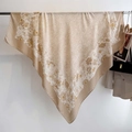 Detailaufnahme eines quadratischen Baumwoll-Leinen-Schals mit gold-beigem Blumenmuster - Khaki