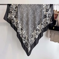 Schwarzes und weißes Baumwoll-Leinen-Quadrat-Halstuch mit ethnischem Blumenmuster für Damen - Schwarz
