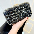 Pochette de soirée noire avec grands cristaux taillés et fermoir en métal doré - Noir