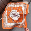 Zijden vierkante sjaal in oranje met klassieke ketting- en riemprints voor dames - Oranje