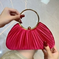 Pochette de soirée plissée en satin rouge rose avec poignée circulaire en métal doré - Rose Rouge Foncé