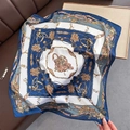 Detailopname van ruiterkettingpatronen op een luxe blauwe zijden sjaal met zijde - Blauw