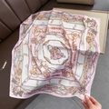 Detail van een roze en witte zijden sjaal met kettingpatroon en vintage handtassen - Roze