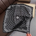 Detail eines schwarzen Seidenschals mit weißem Paisley-Muster und geometrischen Drucken - 70*70cm / Schwarz
