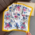 Quadratisches Seidenschal-Satin-Tuch mit Blumenmuster und leuchtend gelber Bordüre - Gelber Rand Blumen