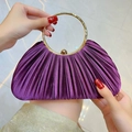 Pochette de soirée plissée violette élégante avec une poignée circulaire en métal doré - Violet