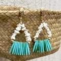 Detalle de pendientes bohemios con flecos turquesa y triángulo de piedra sobre paja - Estilo de Triángulo de Piedra Irregular (29405-9-blue)
