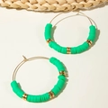 Dettaglio macro di orecchini a cerchio boho con perline Heishi in argilla verde e oro - Verde (29612-4-green)