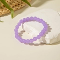 Dettaglio del braccialetto di perline viola su base in pietra naturale bianca - Viola