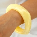 Light yellow acrylic bangle with natural marble texture for minimalist retro styling - 浅黄色宽面手镯(30876)