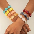 Détail de bracelets bohèmes en acrylique irrégulier avec des textures marbrées - Ensemble de 7 pièces