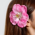 Gros plan détaillé d'une pince à cheveux fleur rose imprimée en 3D sur cheveux bruns - Lis Dégradé Rose Blanc (6022863343341)