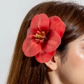 Gros plan d'une pince à cheveux fleur rouge en polyester imprimée en 3D pour le style d'été - Lis Rouge Vif (30048-hp-red)