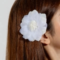 Détail d'une pince à cheveux fleur en polyester 3D blanc sur cheveux bruns - Fleur en Organza Multicouche Blanche (27678-hp-white-7)