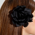 Détail d'une grande pince à cheveux fleur noire en tissu 3D sur cheveux châtains - Grande Fleur Noire (24736-hp-black)