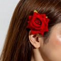 Gros plan d'une pince à cheveux rose rouge 3D avec des feuilles vertes sur cheveux - Rose de Velours Rouge (27309-hp-red)