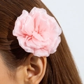 Détail d'une pince à cheveux fleurie en organza rose avec texture légèrement scintillante - Fleur en Résille Rose (30971-hair-pink-EP)