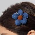 Gros plan sur une pince à cheveux fleur en denim bleu avec des clous argentés - Fleur en Denim Bleu (31348-hp-blue-EP)