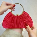 Pochette de soirée plissée rouge avec poignée ronde dorée et fermoir métallique chic - Rouge