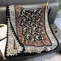 Dettaglio di sciarpa paisley nera con bordo in pizzo bianco finemente lavorato - Nero (A-548)
