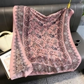Dettaglio della sciarpa con stampa paisley su divano con accessori moda - Rosa (A-548)