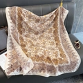 Dettaglio di scialle vintage con stampa paisley su divano in pelle in stile casual - Beige (A-548)