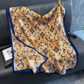 Détail d'un châle léger avec motifs Paisley vintage bleus et orange de style ethnique - Bordure Bleue