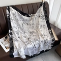 Élégant foulard en soie vintage noir et blanc avec motif floral sur canapé - 90x90cm / Blanc (DM-1)