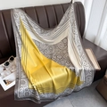 Foulard quadrato in satin paisley giallo e grigio drappeggiato su un divano in pelle - 90*90cm / Bianco