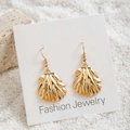 Boucles d'oreilles bohèmes en forme de coquillage doré avec perles sur sable - Style de Disque à Motifs de Vagues (29421-6)