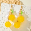 Detail von Maiglöckchen-Ohrringen mit gelben Perlen und Goldhaken auf Stein - Maiglöckchen-Kirsche-Stil (29816-yellow) / Gelb