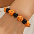 Primo piano del braccialetto di Halloween con perline nere e teschi arancioni lucidi - Bracciale Scheletro Arancione Nero (30440-bra-ob)