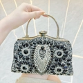 Dettaglio di una borsa da sera di lusso con motivi in cristallo e manico in metallo argento - Nero