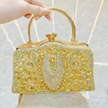Dettaglio pochette da sera dorata con cristalli radianti e chiusura a diamante - Oro