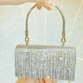 Elegante borsa da sera argento con strass scintillanti, dettagli a frange e manico - Nero