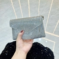 Elegante silberne Umschlag-Abendtasche mit funkelnden Kristallen und Kettenriemen - Silber