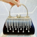 Elegante schwarze Satin-Abendtasche mit glitzernden Strassfransen und Metallgriff - Schwarz