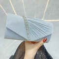 Silberne Glitzer-Abendtasche mit asymmetrischer Falte und vertikalem Kristall-Strassband - Silber
