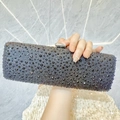Elegante borsa da sera grigio scuro con strass scintillanti e chiusura in metallo - Nero
