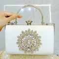 Pochette da sera in pelle bianca con motivo floreale in cristallo e manico dorato - Bianco