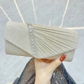 Elegante champagner-goldene Pailletten-Abendtasche mit Faltenstoff und Strass-Besatz - Aprikose