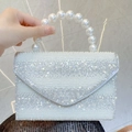 Elegante borsa a busta bianca con perle e strass scintillanti per serate di gala - Argento