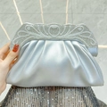 Bolso de noche plisado plateado con diseño floral de perlas y diamantes en la mano - Plateado