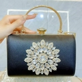 Elegante borsa pochette nera da sera con grande fiore di strass e manico dorato - Nero