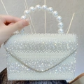Elegante pochette da sera con perle bianche e strass, manico di perle e patta a triangolo - Oro