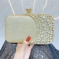 Elegante pochette da sera dorata con strass scintillanti e chiusura in cristallo - Oro